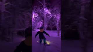 Oscar 6 år testar ut lysshowet under kveldskøyring i Myrkdalen.